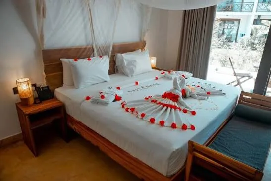 SBH Monica bedroom with towel art