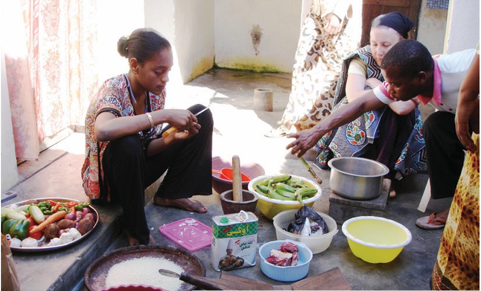 People preparing food together on a Zanzibar cooking tour